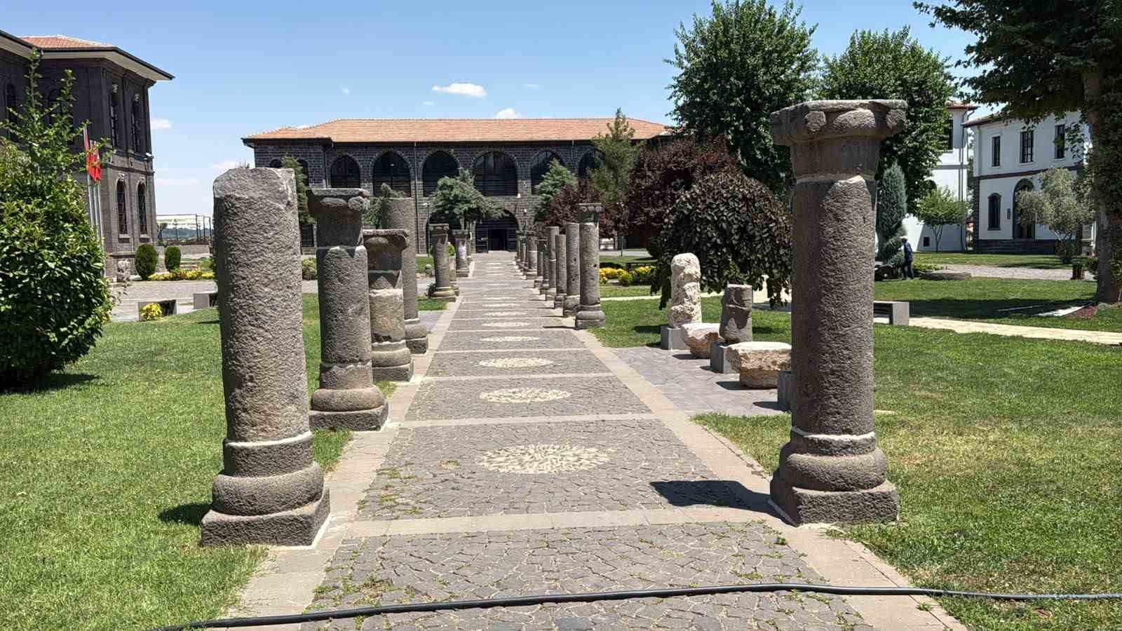 sicaklik artti diyarbakirda tarihi mekanlar bos kaldi 0 iVVOYm4h