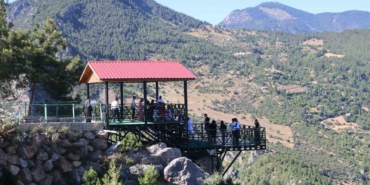 sicaktan-bunalan-adanalilar-800-rakimdaki-cam-seyir-terasina-akin-etti-fTHihCqO.jpg