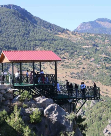 sicaktan-bunalan-adanalilar-800-rakimdaki-cam-seyir-terasina-akin-etti-fTHihCqO.jpg