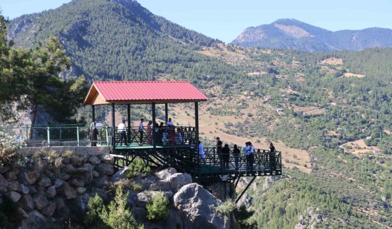 sicaktan-bunalan-adanalilar-800-rakimdaki-cam-seyir-terasina-akin-etti-fTHihCqO.jpg