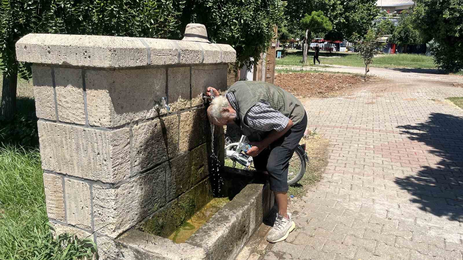 sicaktan bunalan adanalilar gunes isinlari matkap gibi delip geciyor 1 C5JuQgaL