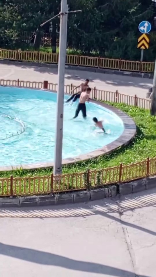 sicaktan bunalan cocuklar sus havuzunda serinledi 0