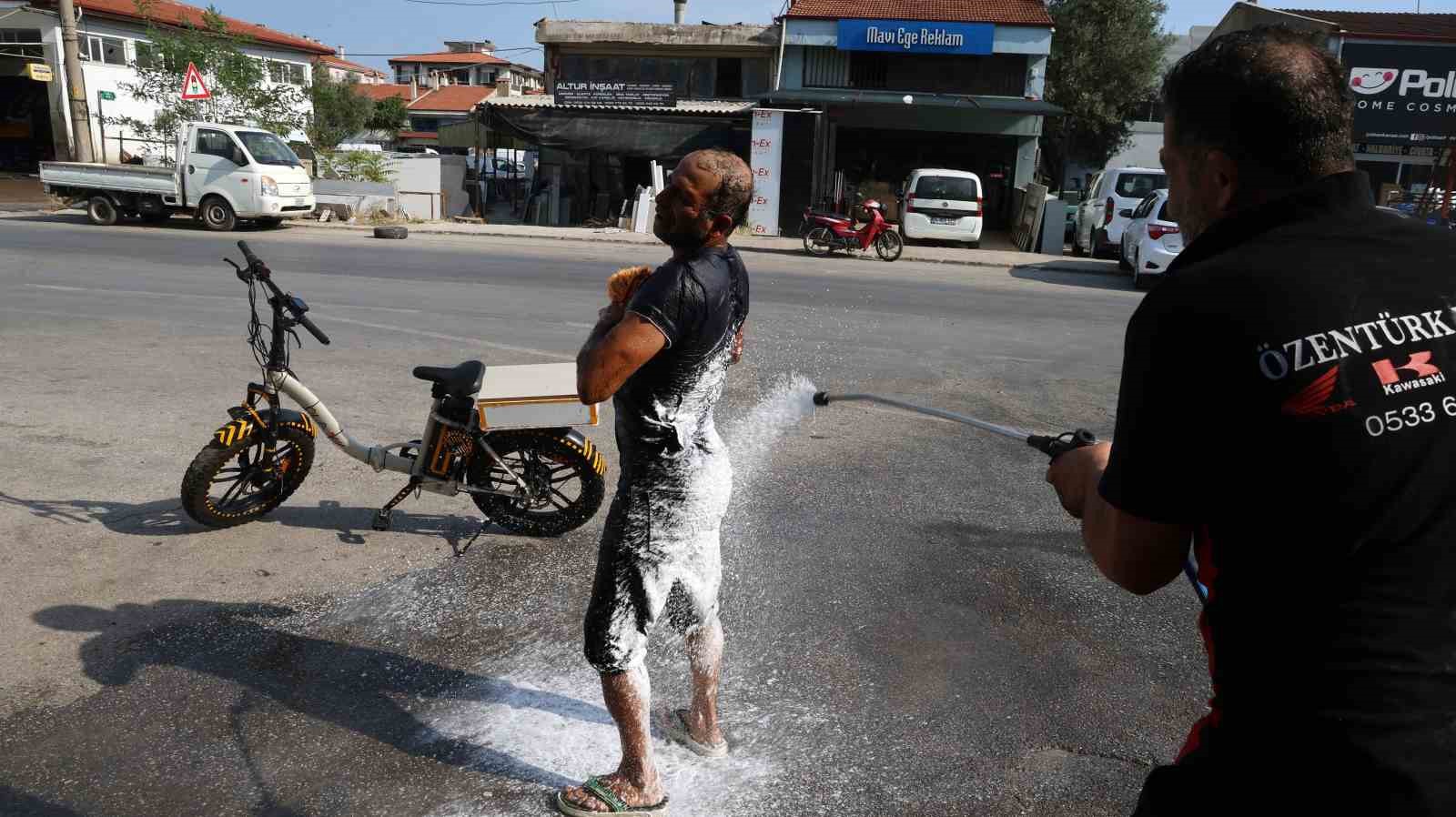 Sıcaktan bunalan vatandaş soluğu oto yıkamacıda aldı 5 sicaktan bunalan vatandas solugu oto yikamacida aldi 1