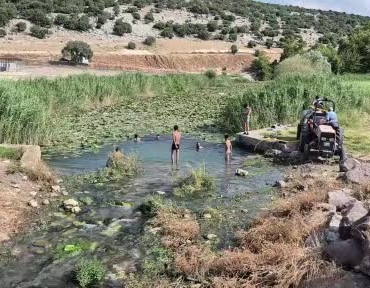 sicaktan-bunalanlar-su-kanallarina-kostu-hljYt7kM.jpg