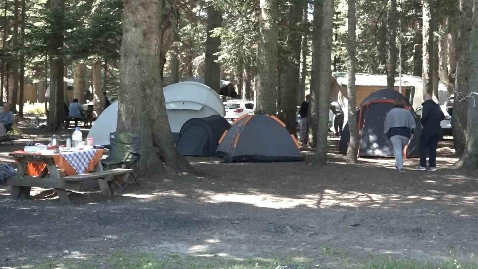 Sıcaktan bunalanlar Uludağ’a çadır kurdu 7 sicaktan bunalanlar uludaga cadir kurdu 3