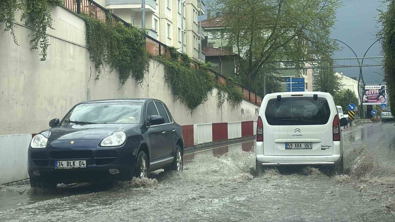 siddetli dolu etrafi beyaza burudu alt gecitler suyla doldu 0 rp5347Kz