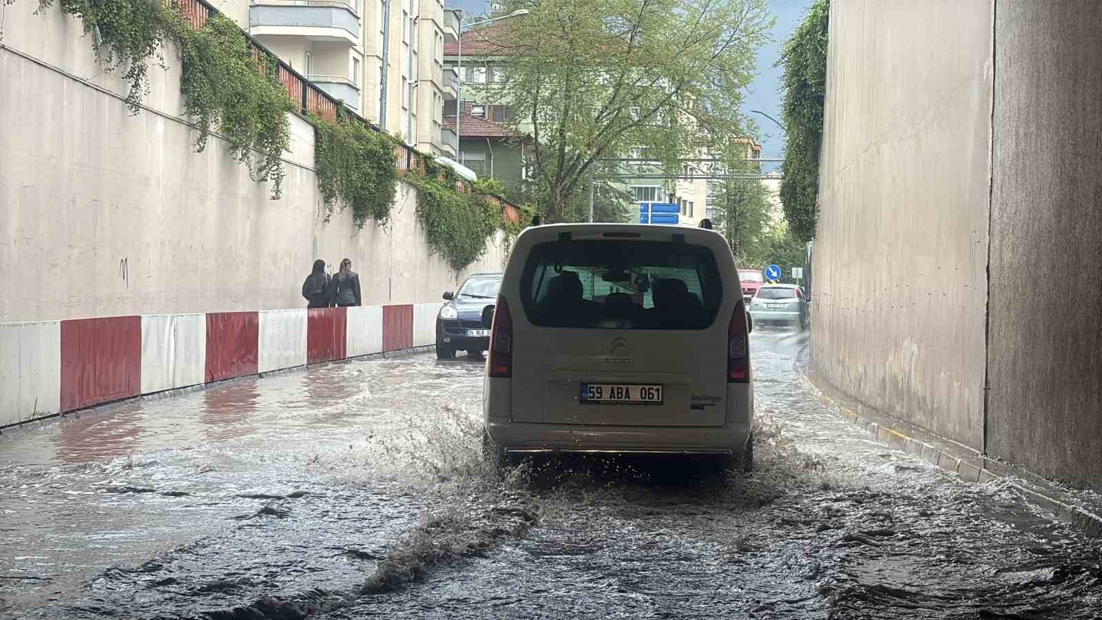 siddetli dolu etrafi beyaza burudu alt gecitler suyla doldu 1 ZETPZBYr