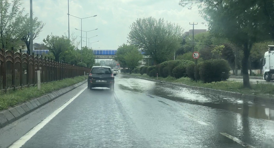 siddetli dolu etrafi beyaza burudu alt gecitler suyla doldu 2