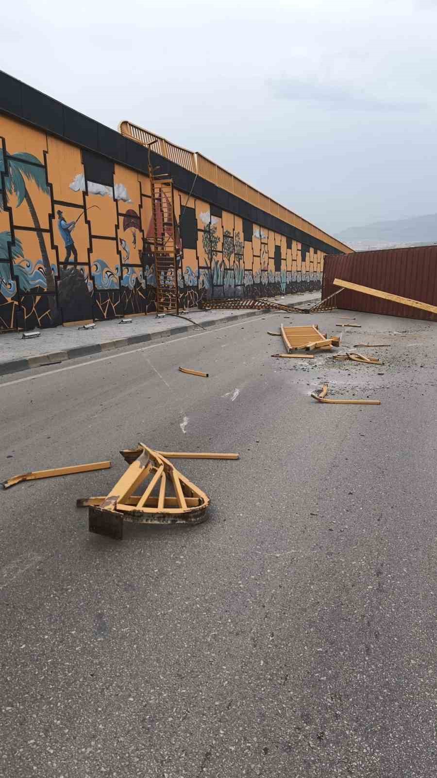 siddetli firtinanin tirda tasinan konteyneri ucurdugu anlar kamerada 2 lRK2iUM6