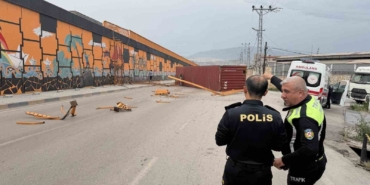 siddetli-firtinanin-tirda-tasinan-konteyneri-ucurdugu-anlar-kamerada-FqQ7rvJ5.jpg