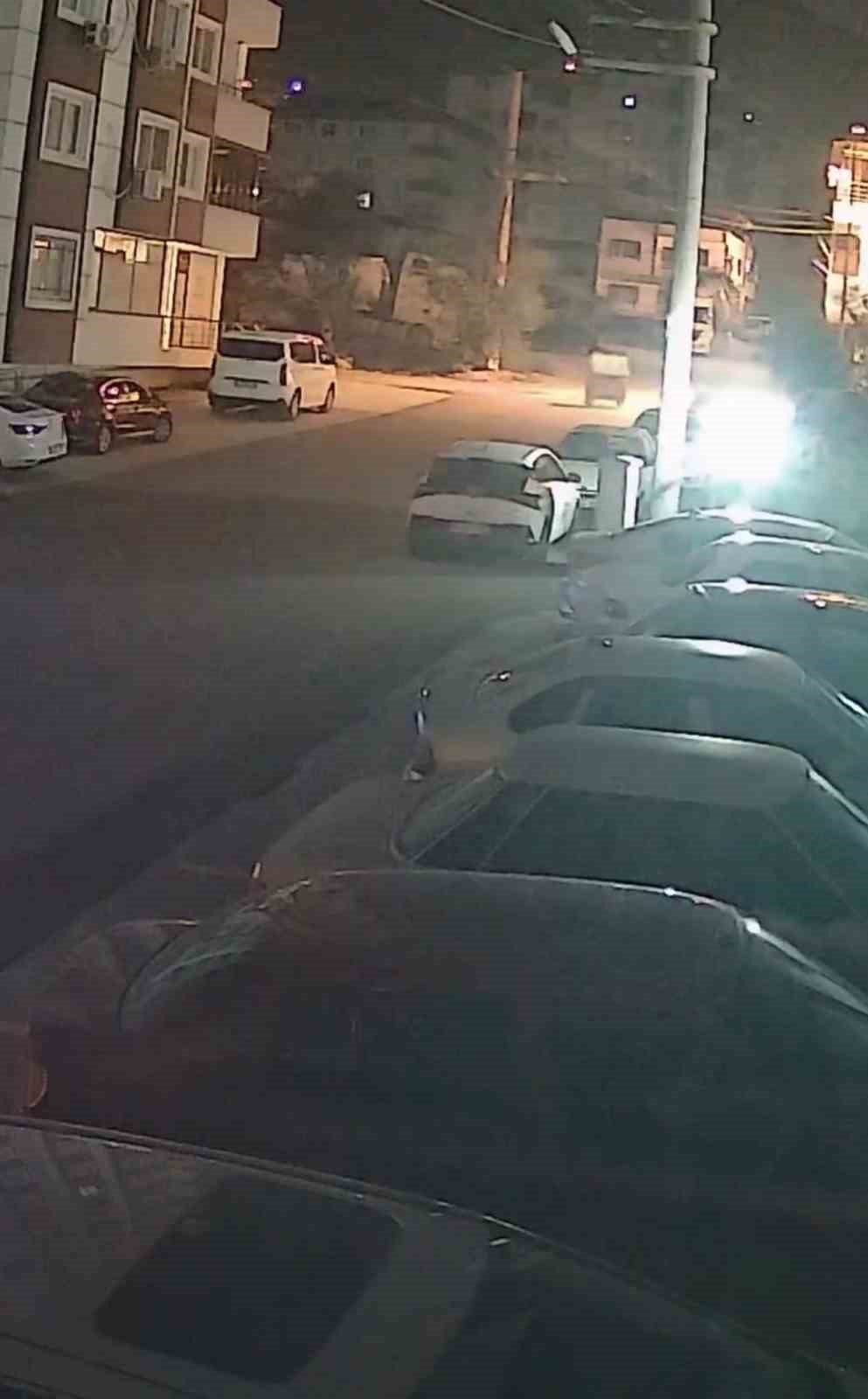 Şiddetli fırtınayla harekete geçen çöp konteyneri, iki otomobilin arasında durdu o anlar kamerada 4 siddetli firtinayla harekete gecen cop konteyneri iki otomobilin arasinda durdu o anlar kamerada 0 3CMileap