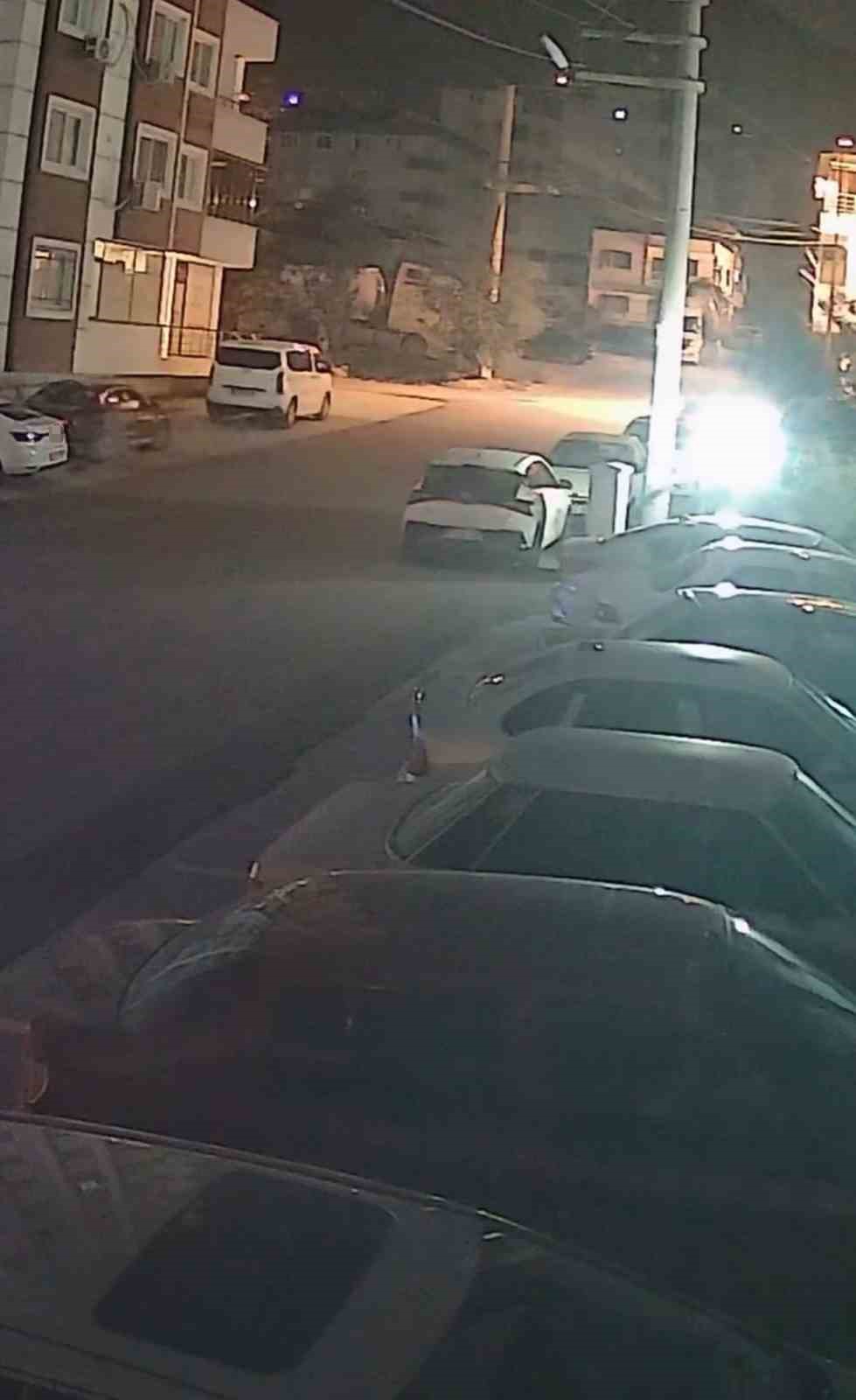 Şiddetli fırtınayla harekete geçen çöp konteyneri, iki otomobilin arasında durdu o anlar kamerada 5 siddetli firtinayla harekete gecen cop konteyneri iki otomobilin arasinda durdu o anlar kamerada 1 VrqN4Kst
