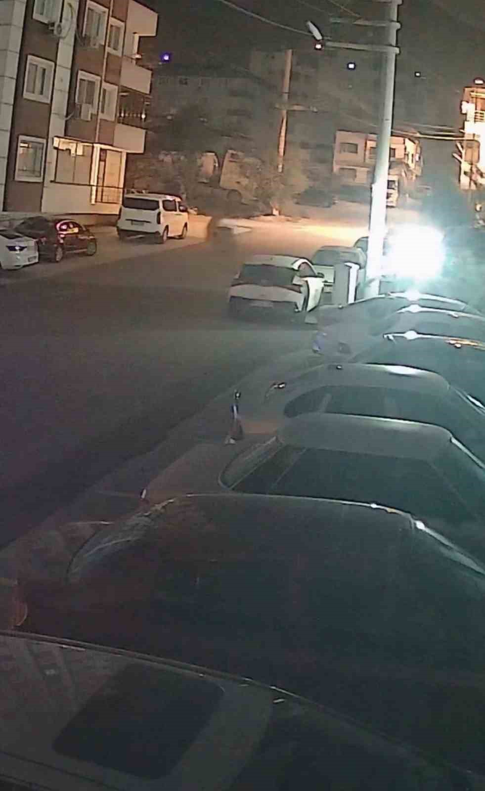Şiddetli fırtınayla harekete geçen çöp konteyneri, iki otomobilin arasında durdu o anlar kamerada 6 siddetli firtinayla harekete gecen cop konteyneri iki otomobilin arasinda durdu o anlar kamerada 2 7wieWSu7