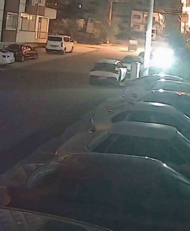 siddetli-firtinayla-harekete-gecen-cop-konteyneri-iki-otomobilin-arasinda-durdu-o-anlar-kamerada-hLuYb6WJ.jpg