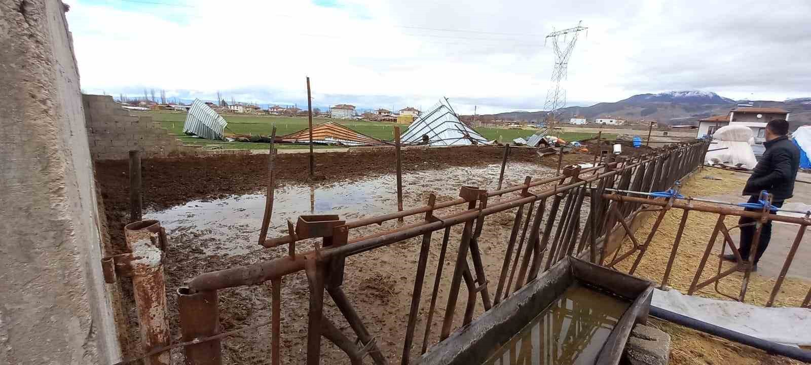 siddetli ruzgar ahirin catisini ucurdu 1 egkc5sia