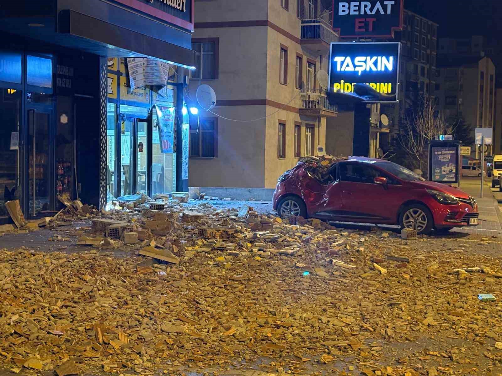 siddetli ruzgar binanin duvarini ucurdu 0