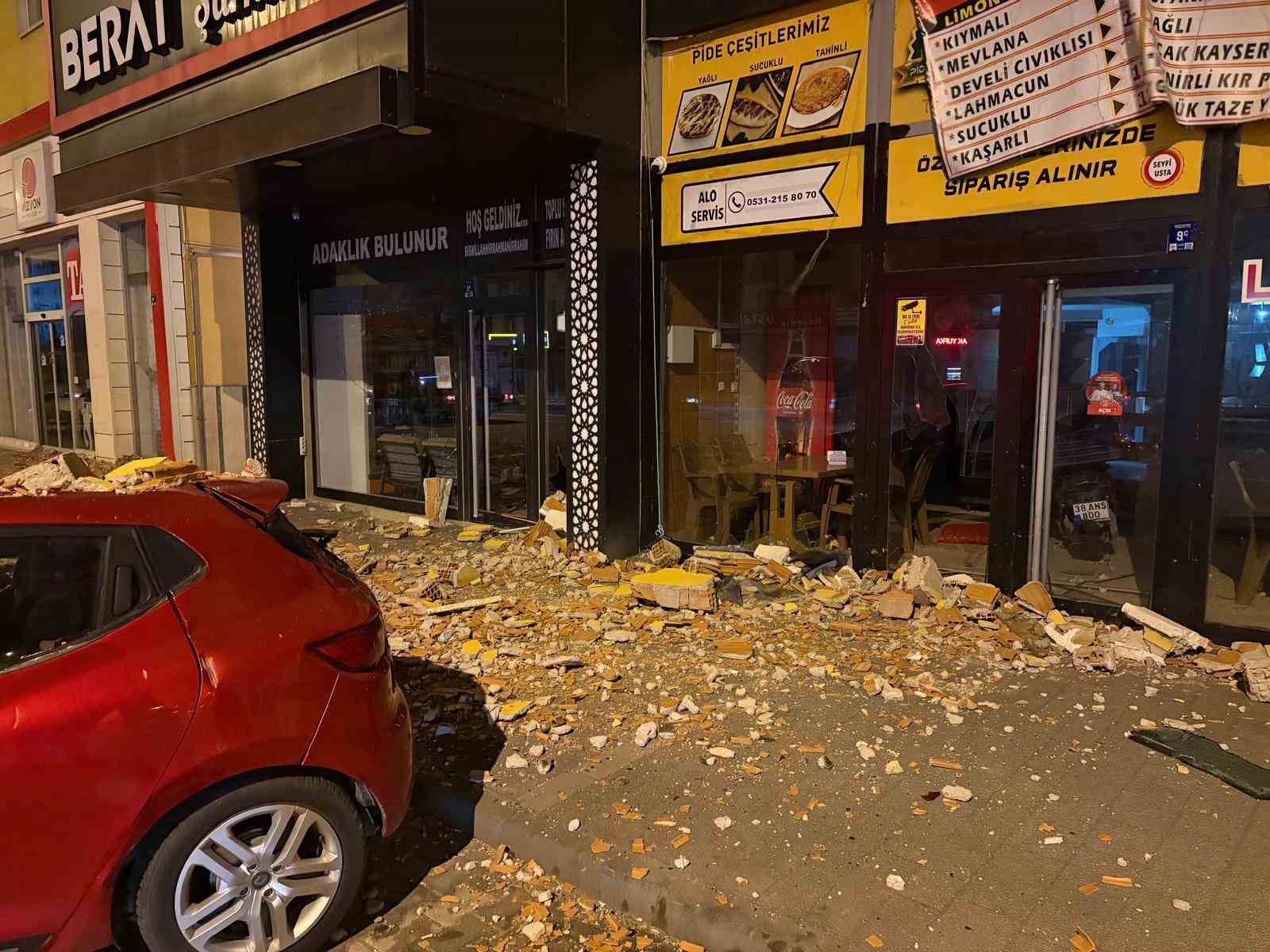siddetli ruzgar binanin duvarini ucurdu 1 pBBJHCSp