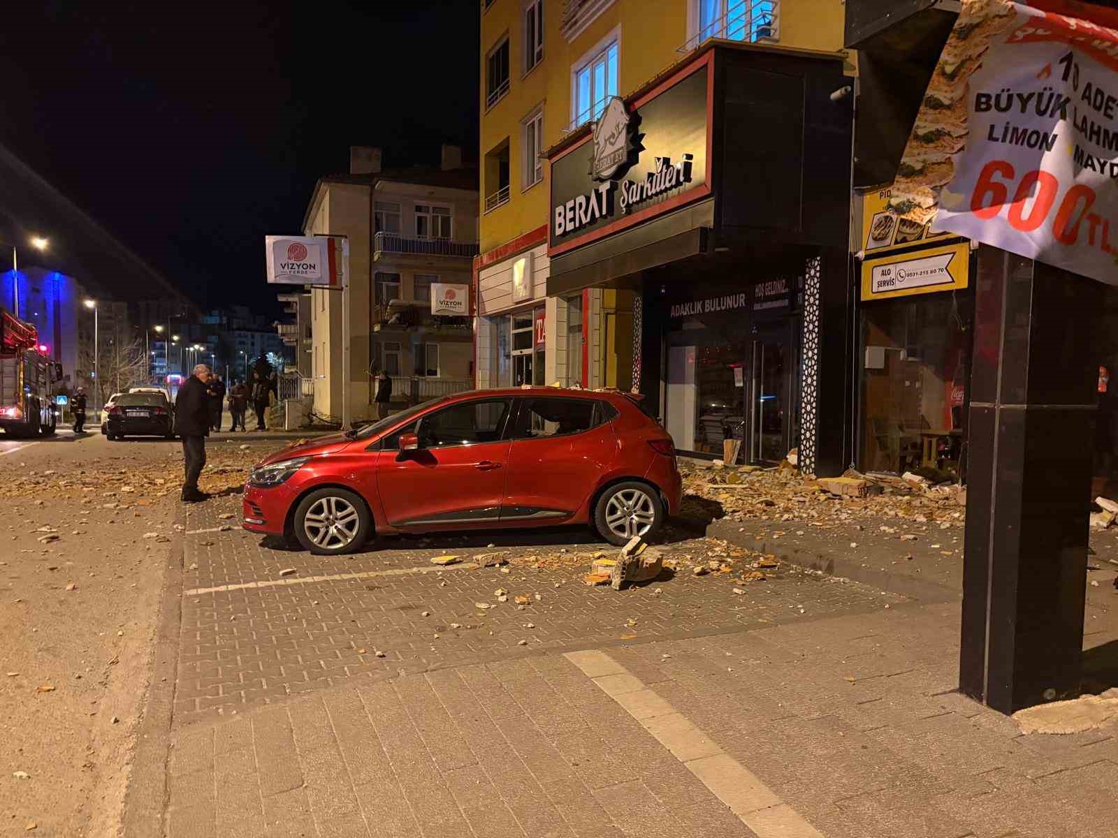siddetli ruzgar binanin duvarini ucurdu 2 Ml4JRFph