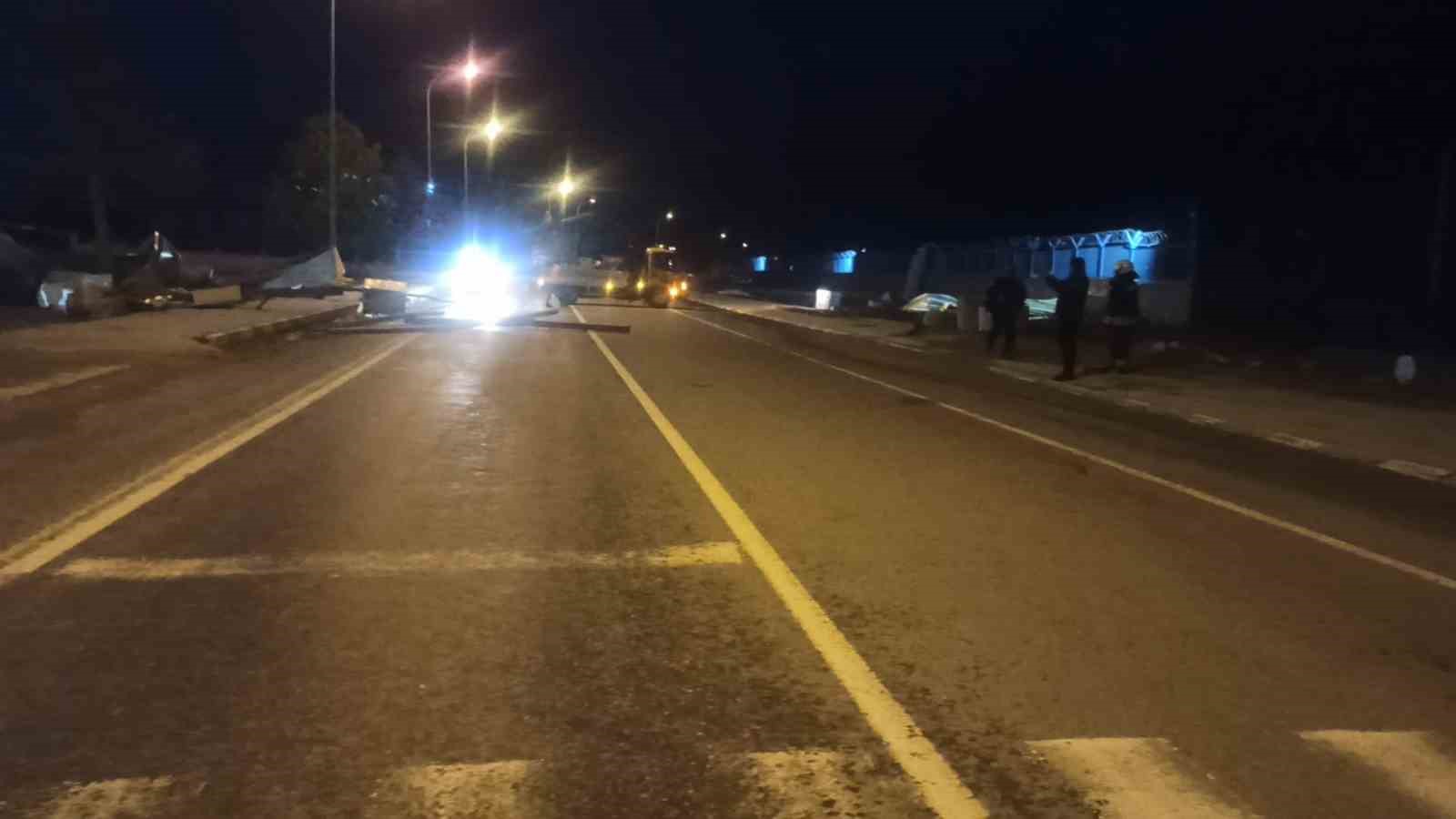 siddetli ruzgar catilari ucurdu 0 S55Op3hQ