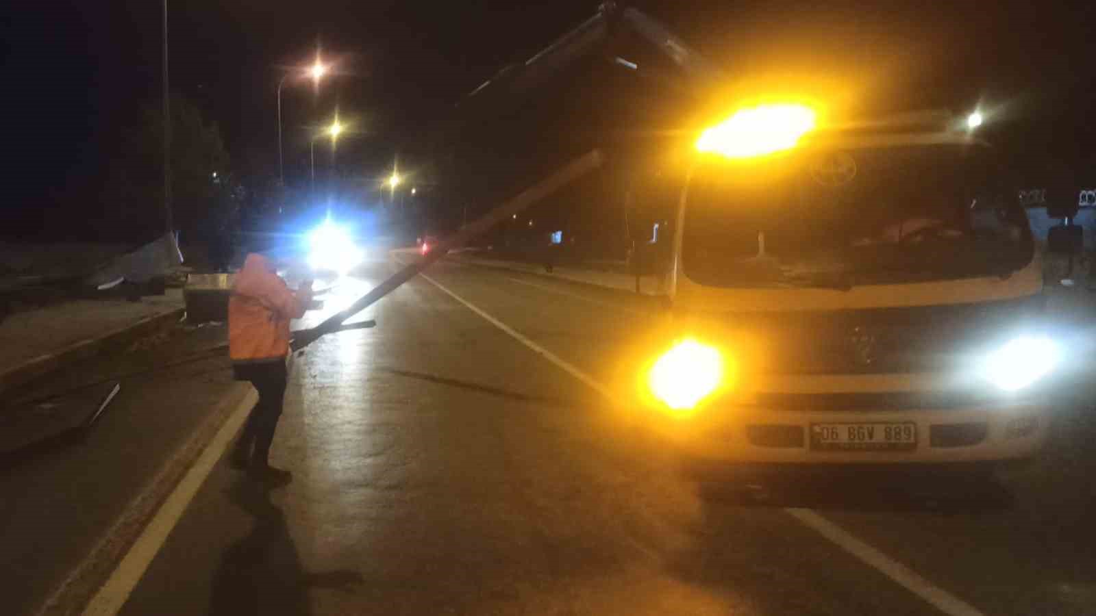siddetli ruzgar catilari ucurdu 2 w2WI5O71