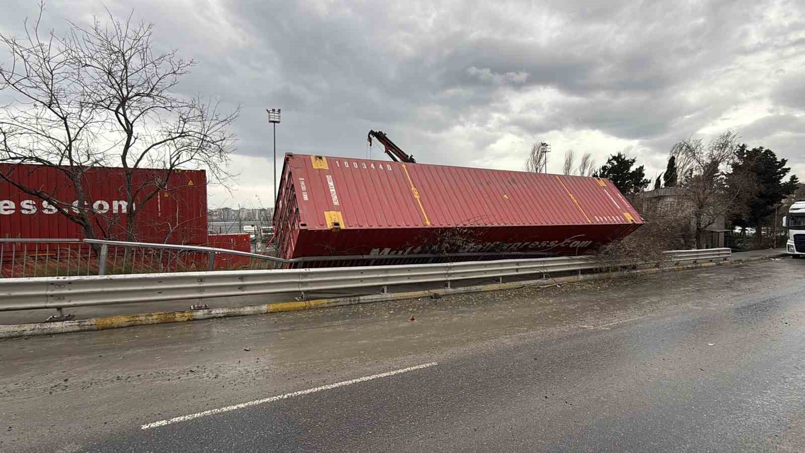 Şiddetli rüzgar eski gümrük sahasında konteynırları devirdi 5 siddetli ruzgar eski gumruk sahasinda konteynirlari devirdi 1 NyLrnugn