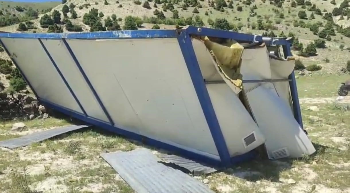 Şiddetli rüzgar konteyneri 100 metre sürükledi 5 siddetli ruzgar konteyneri 100 metre surukledi 1 CE1CDXvN