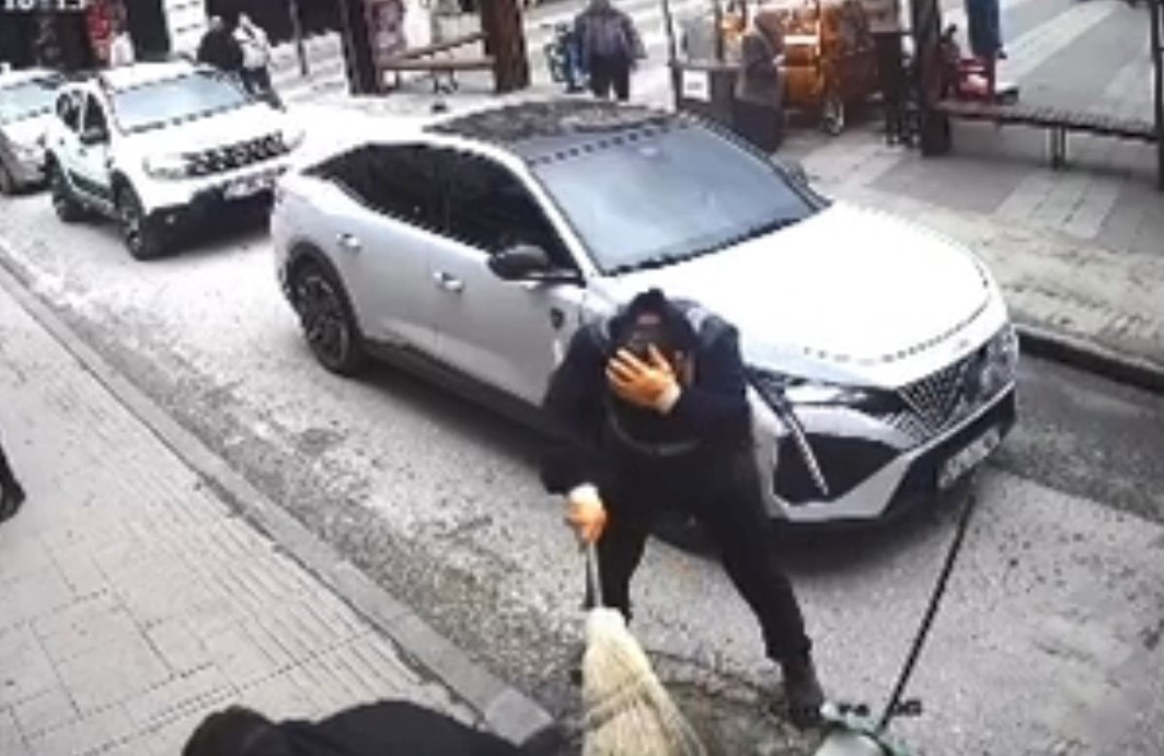Şiddetli rüzgar nedeniyle düşen tabela, işçinin kafasına böyle çarptı: O anlar güvenlik kamerasında 5 siddetli ruzgar nedeniyle dusen tabela iscinin kafasina boyle carpti o anlar guvenlik kamerasinda 1