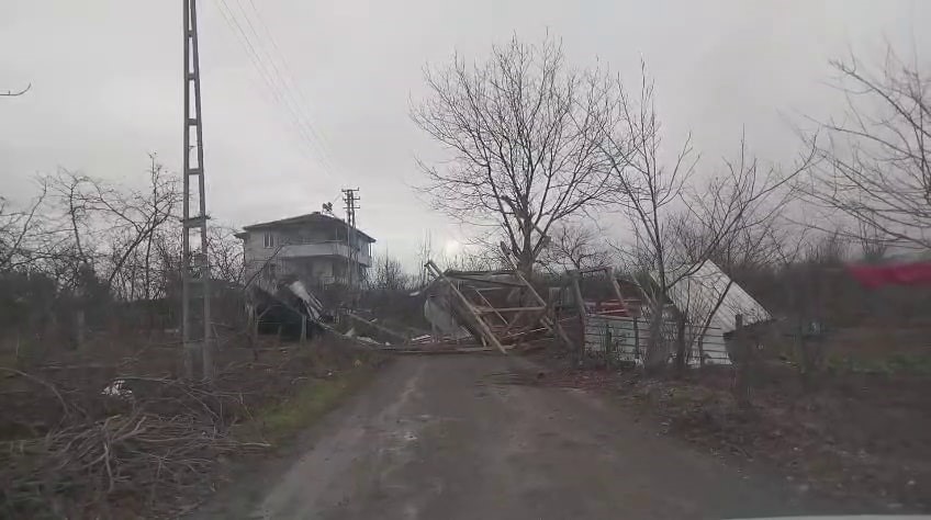 Şiddetli rüzgar ortalığı savaş alanına çevirdi: Yıkılan ağaçlar ve baraka yolu kapattı 4 siddetli ruzgar ortaligi savas alanina cevirdi yikilan agaclar ve baraka yolu kapatti 0 PGgpEfCp
