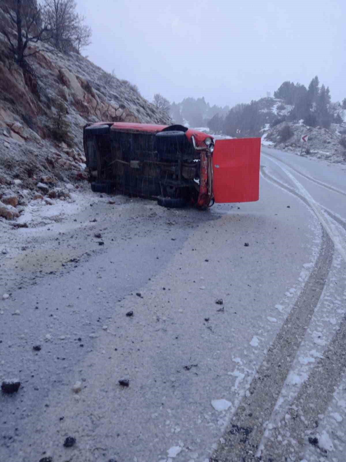 siddetli ruzgar otomobili yan yatirdi 2 ITmpKDbr