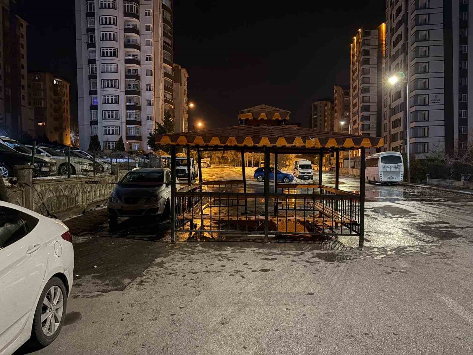 siddetli ruzgar soktugu kamelyayi bozmadan yola kondurdu 0 qg9Wwbrn