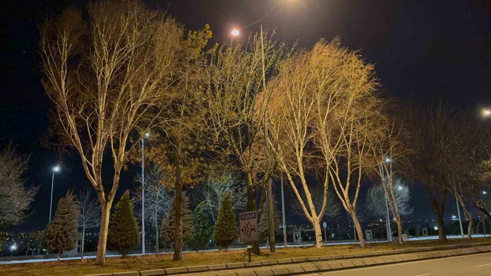 siddetli ruzgar soktugu kamelyayi bozmadan yola kondurdu 3 5m6CVQEe