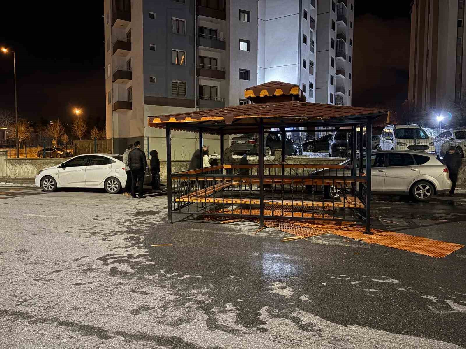 siddetli ruzgar soktugu kamelyayi bozmadan yola kondurdu 4 7IKsbpOm