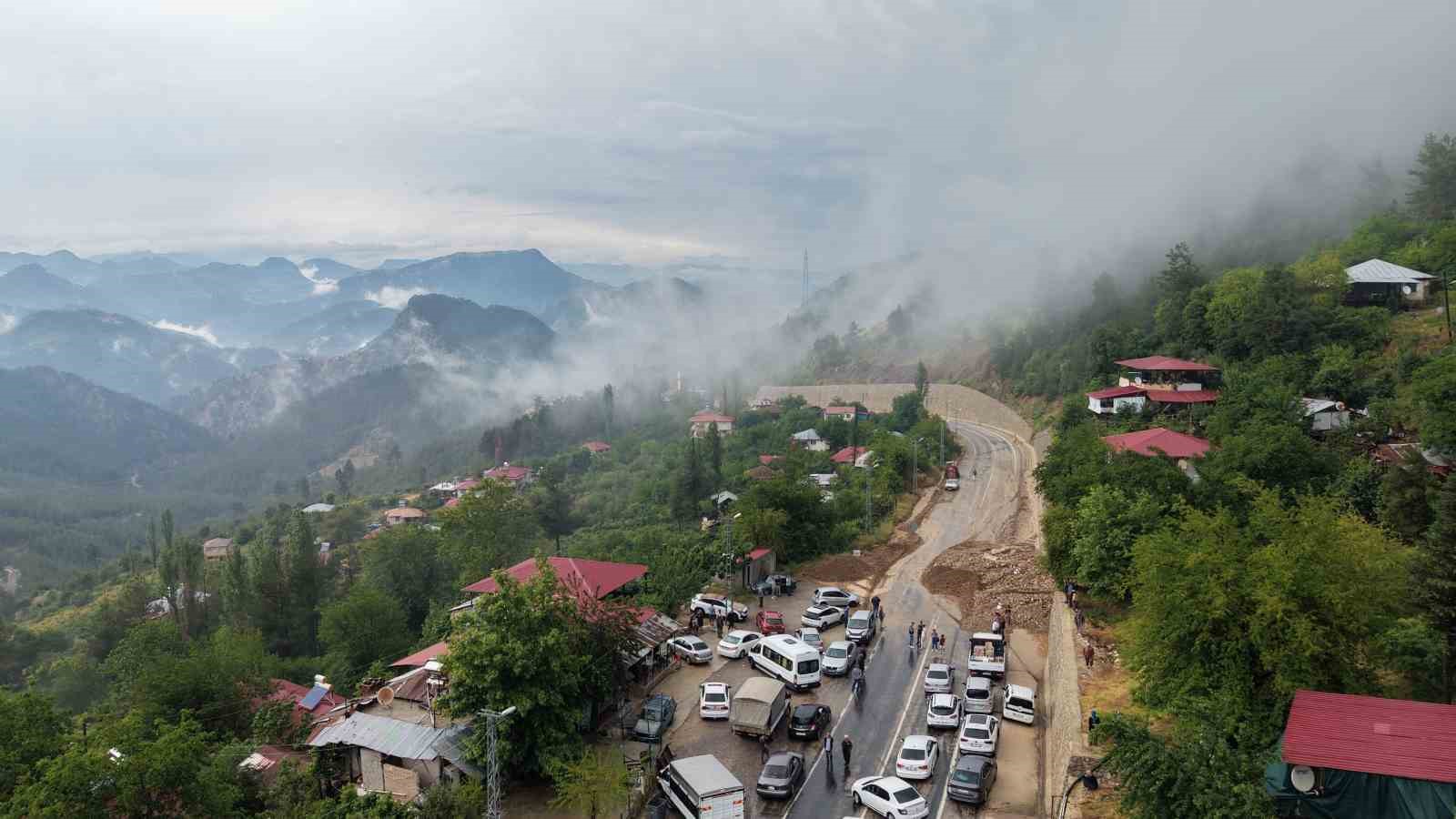 siddetli yagis heyelana yol acti motosiklet toprak altinda kaldi 0 87AIlflM