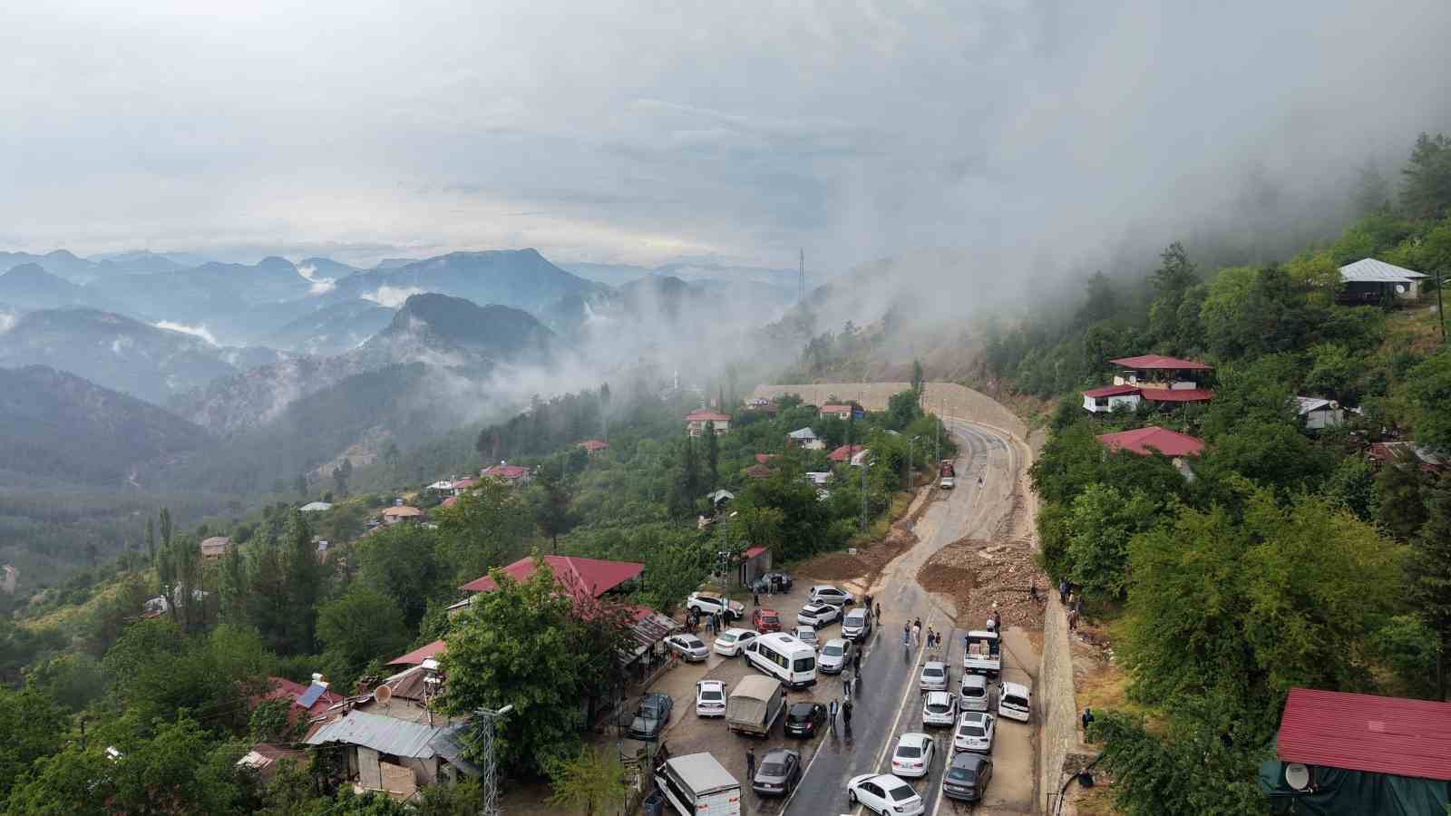siddetli yagis heyelana yol acti motosiklet toprak altinda kaldi 2 Gh6bMS5a