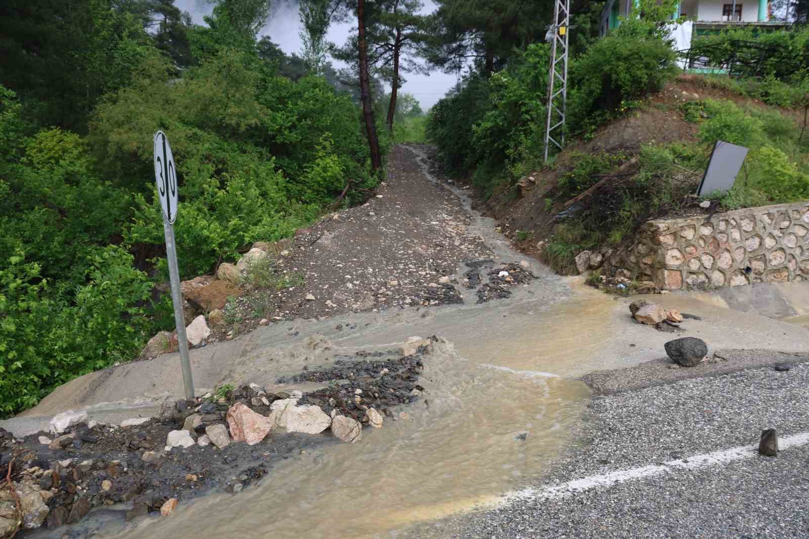 siddetli yagis heyelana yol acti motosiklet toprak altinda kaldi 3 7mnnLfLH