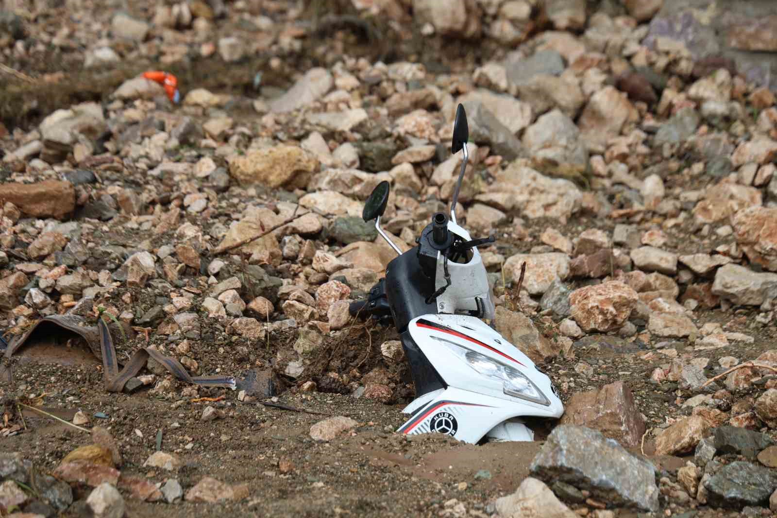 siddetli yagis heyelana yol acti motosiklet toprak altinda kaldi 4
