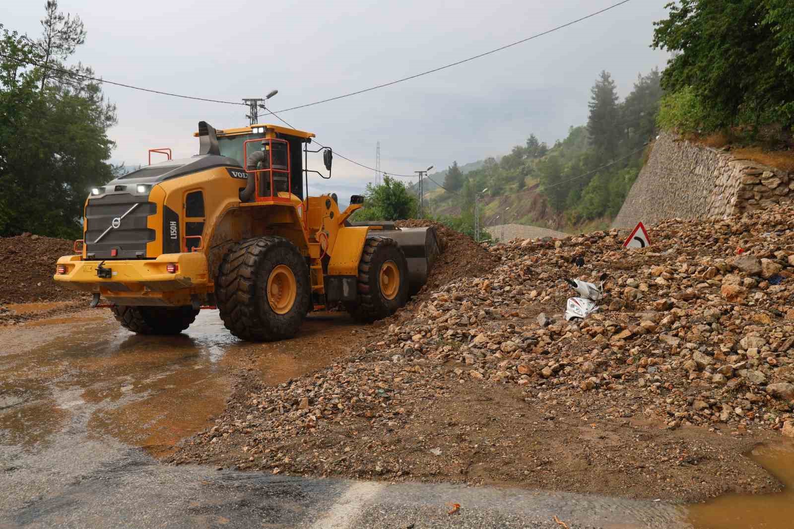 siddetli yagis heyelana yol acti motosiklet toprak altinda kaldi 5 KcMsvfIu