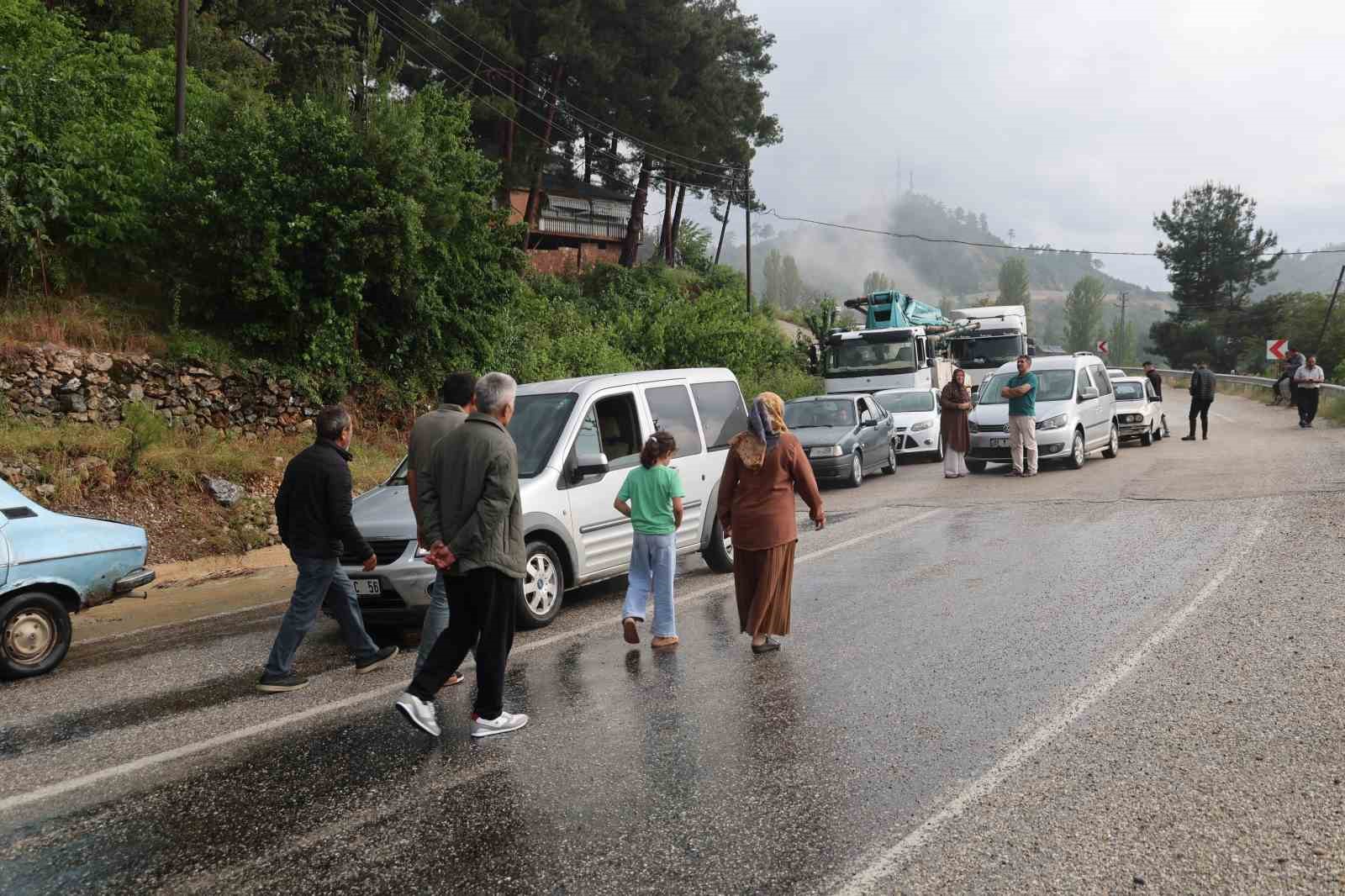 siddetli yagis heyelana yol acti motosiklet toprak altinda kaldi 6 gtDH3EgG