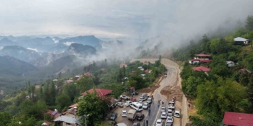 siddetli-yagis-heyelana-yol-acti-motosiklet-toprak-altinda-kaldi-yUN42DM6.jpg