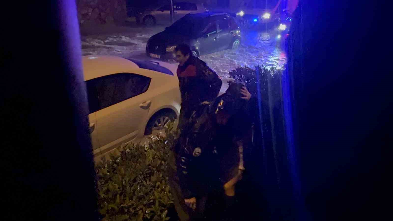 siddetli yagis sele dondu araclarinda mahsur kalan vatandaslari itfaiye kurtardi 0