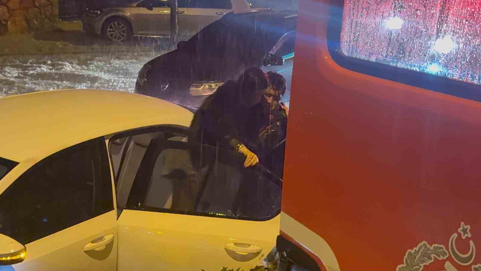 siddetli yagis sele dondu araclarinda mahsur kalan vatandaslari itfaiye kurtardi 1 E4Vey1mn