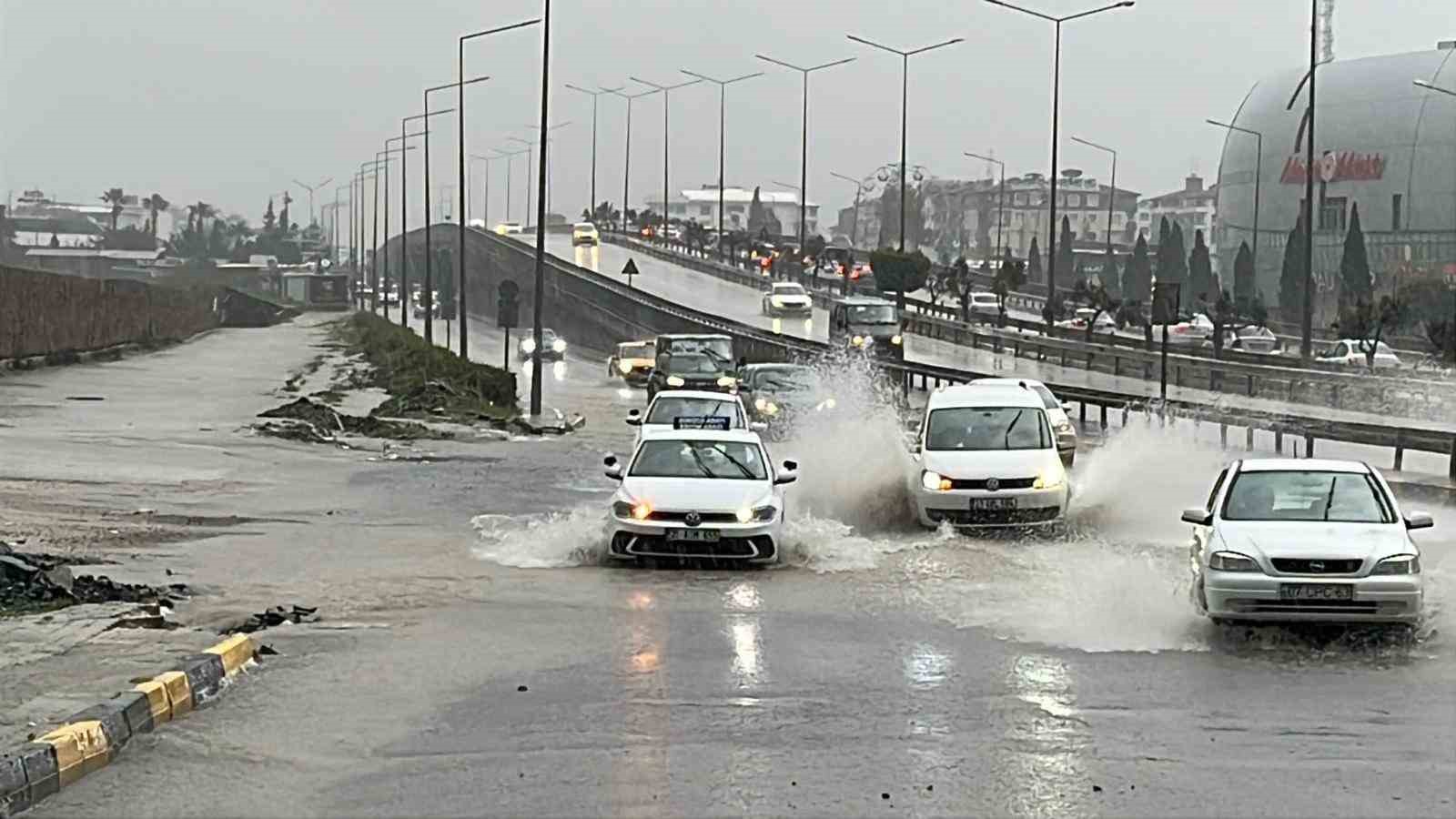 siddetli yagis sele neden oldu gole donen yollarda araclar mahsur kaldi 2 SqGvEKsH