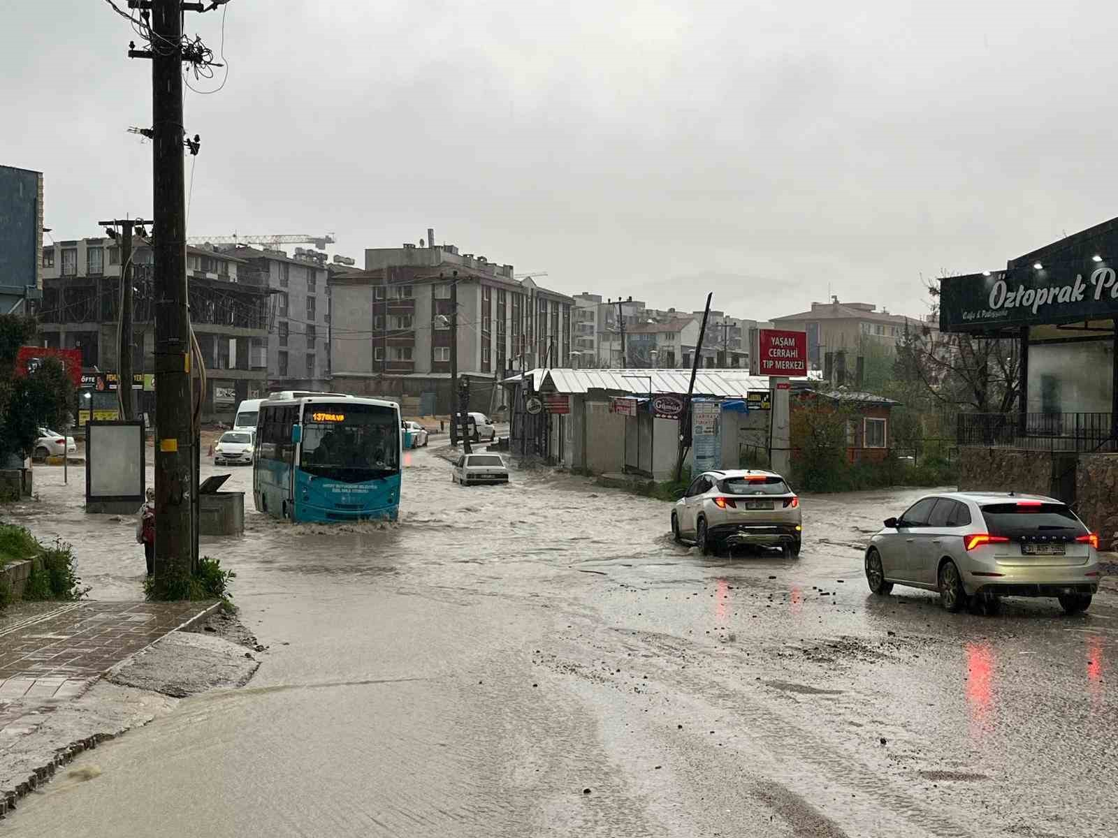 siddetli yagis sele neden oldu gole donen yollarda araclar mahsur kaldi 3 aqWv7svS