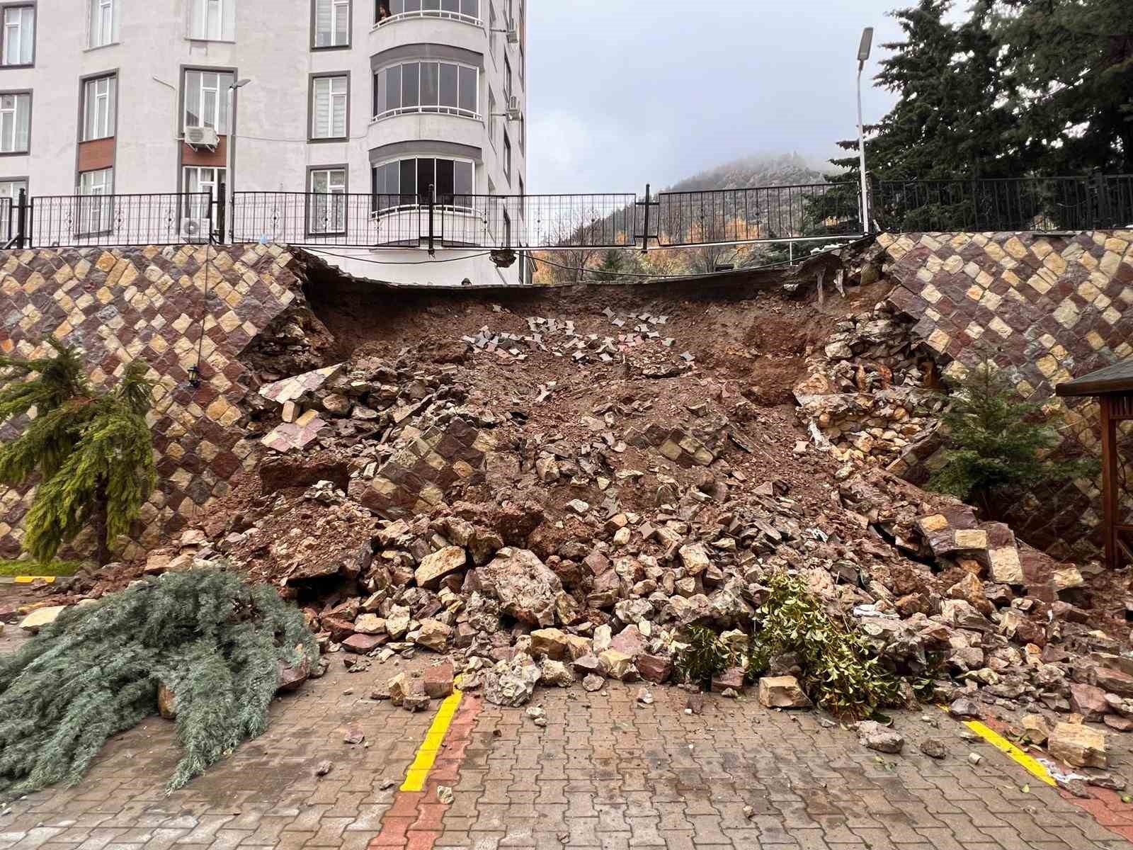 siddetli yagis sonrasi istinat duvari coktu 2 GvtICDJ1