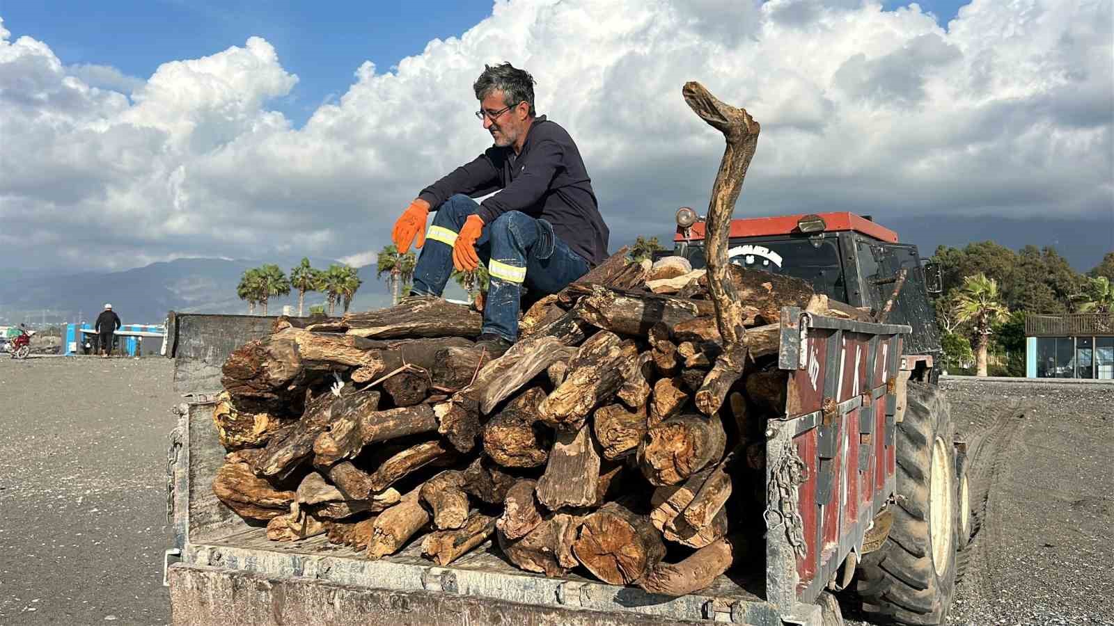 siddetli yagisla kahverengiye donen akdenizde kiyi kutuklerle kaplandi 10 E4DDZz7N
