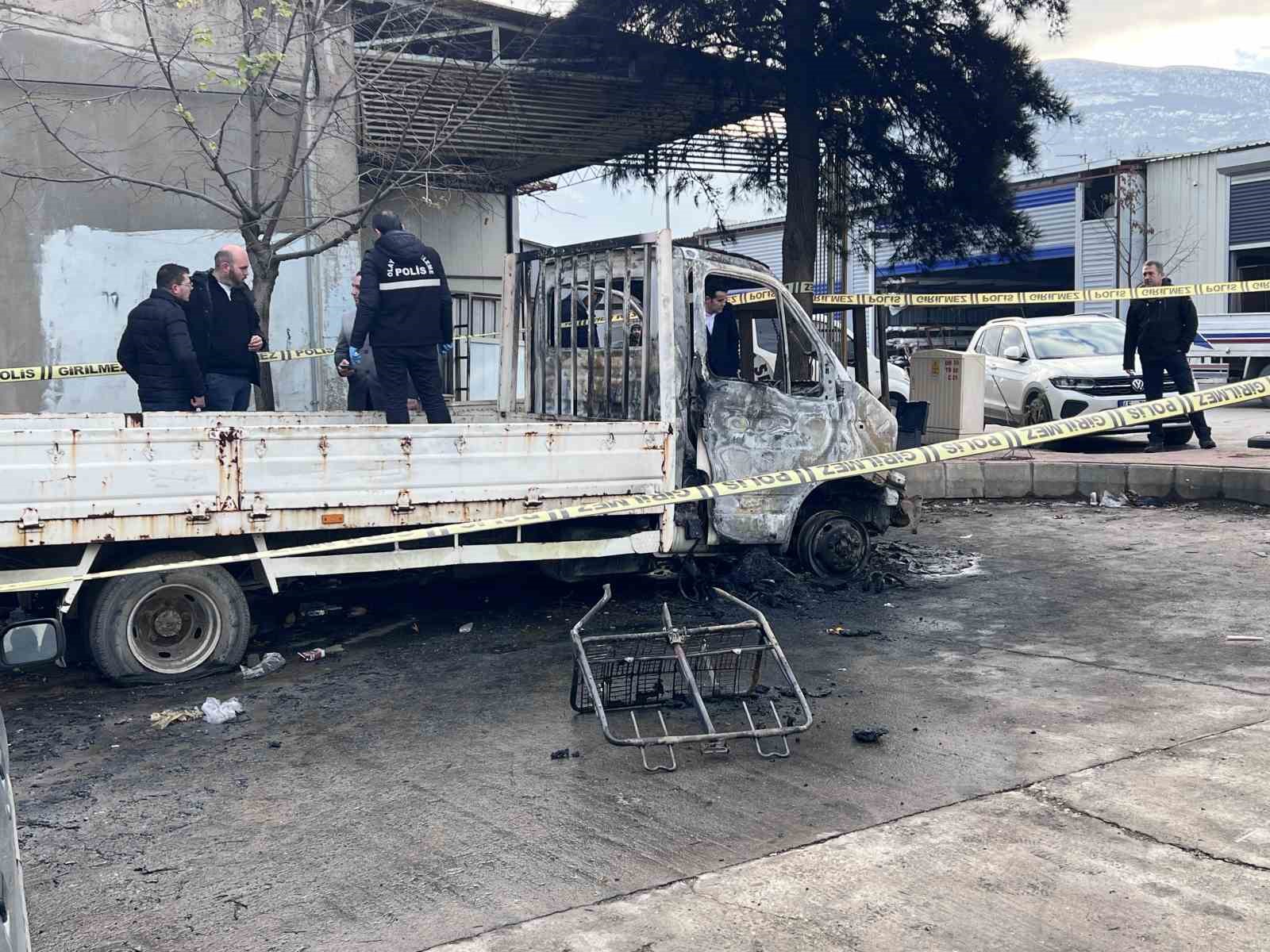 sigindigi aracta yanarak can verdi 2 OJAKN75h