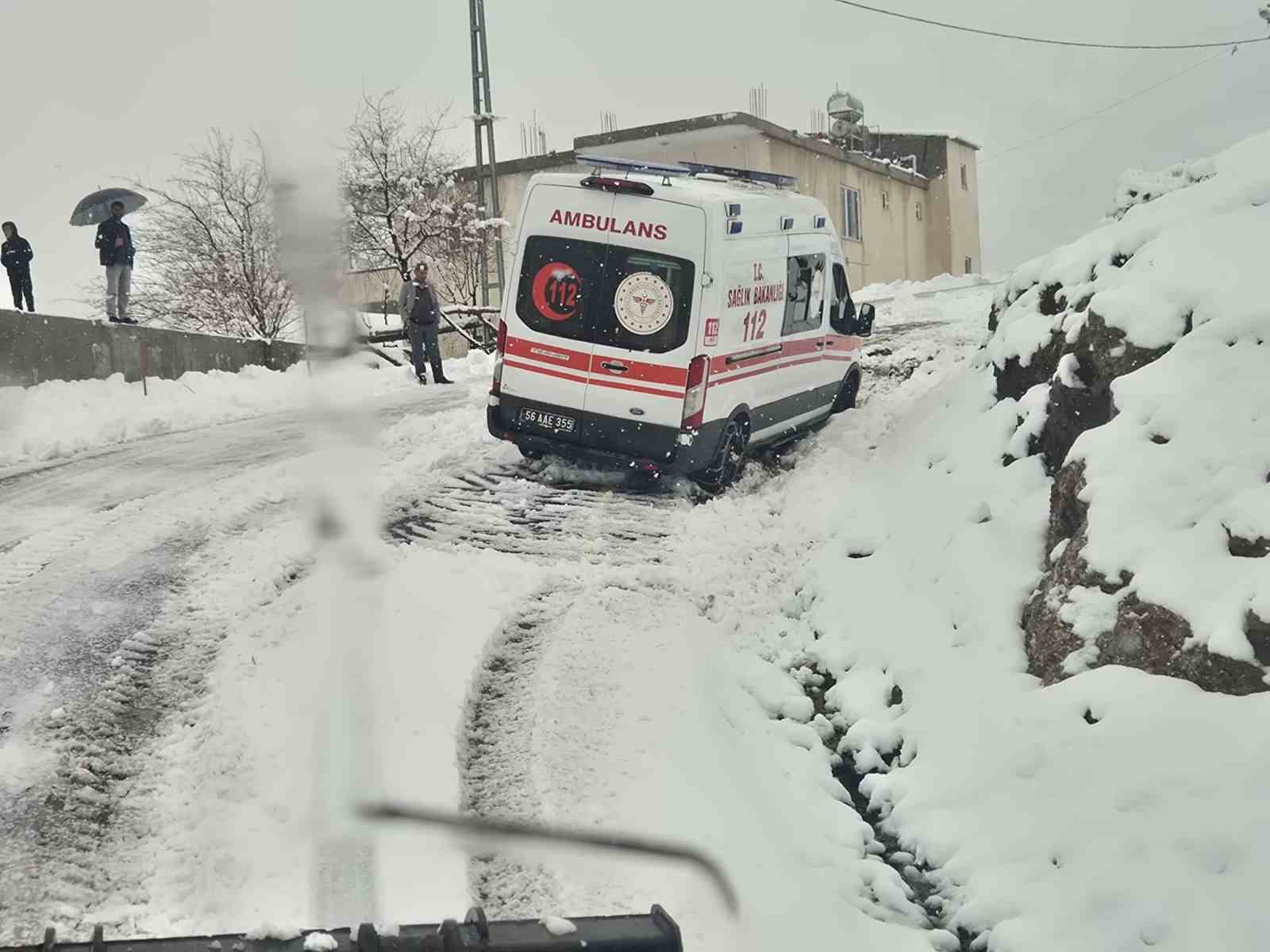siirt kar yagisi nedeniyle yolda kalan hastalar ve vatandaslar kurtarildi 0 pU6PpB41