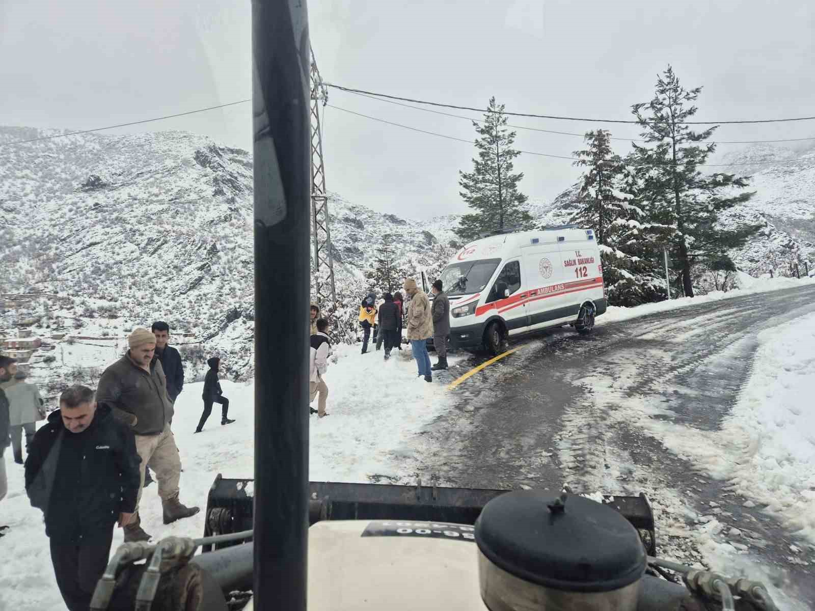 siirt kar yagisi nedeniyle yolda kalan hastalar ve vatandaslar kurtarildi 1 Z3XTA3hA