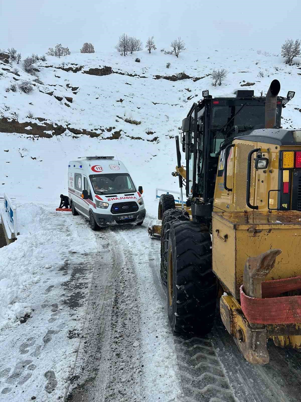 siirt ozel idare ekipleri hem yollari aciyor hem de hastalari saglik ekiplerine ulastiriyor 2