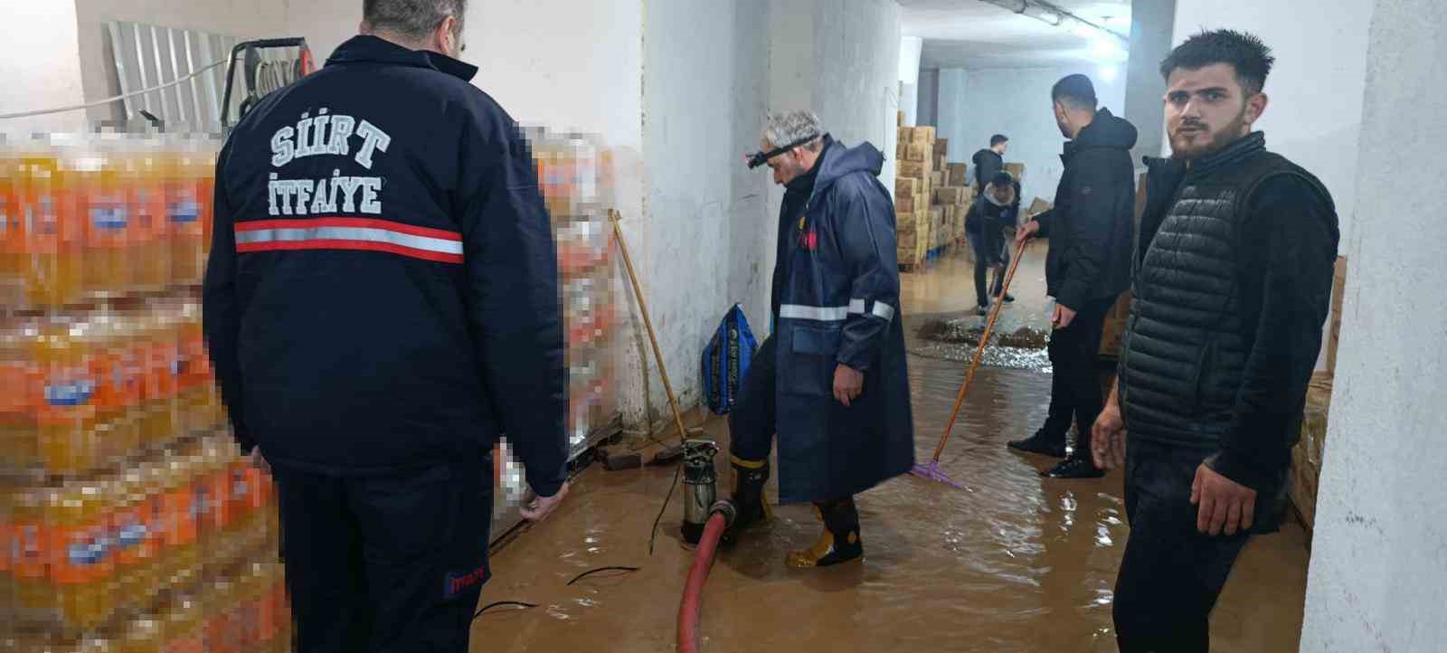 siirt valiligi kurtalanda sel ve taskinlara 21 arac ve 59 personel ile mudahale edildi 4BrEzLFa